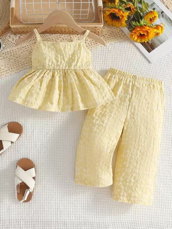 Bebek Yazlık Askılı Bluz & Pantolon Takımı – Sarı Dantel Desenli - Image 1