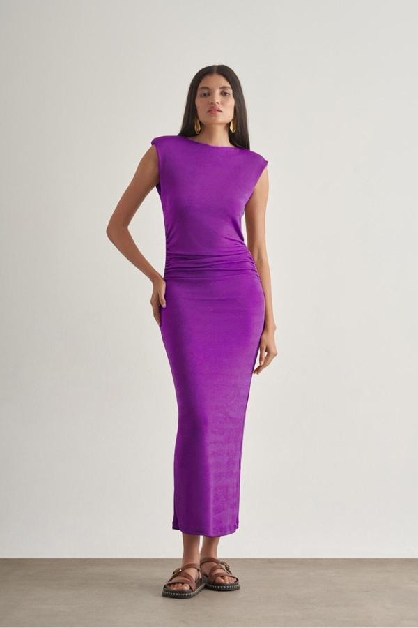 Mizalle Yan Büzgü Detaylı Vatkalı Uzun Kolsuz Mor Bodycon Elbise - Image 1