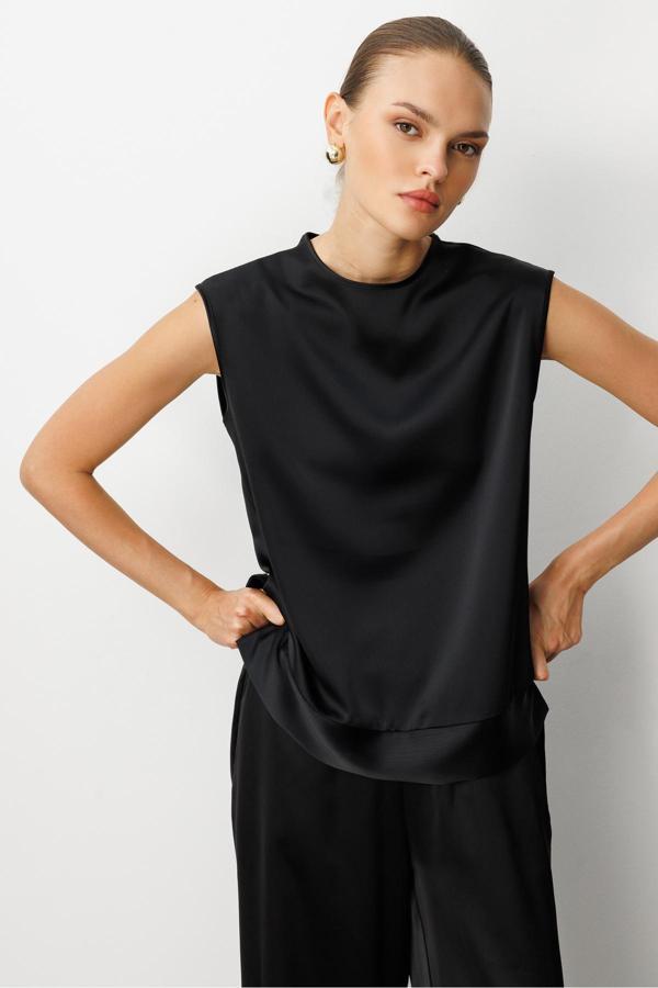 Mizalle Siyah Kolsuz Basic Saten Bluz - Image 1