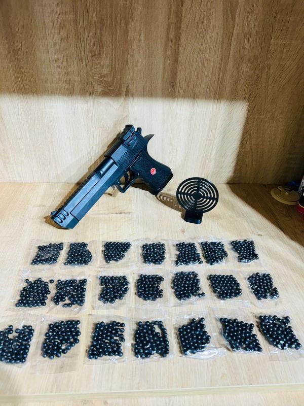 Büyük Boy 30x15 Cm Şarjörlü Boncuklu Plastik Silah 1 adet+ 1 adet hedef +  21 adet plastik boncuk - Image 1