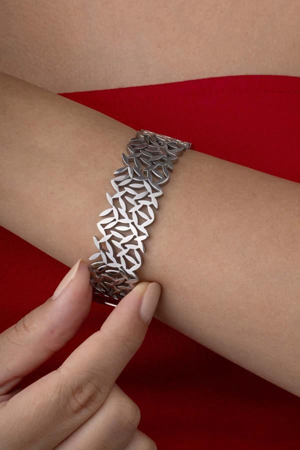 Çiçek Desenli Beyaz Altın Kaplama Çelik Kadın Kelepçe Bileklik - Image 1