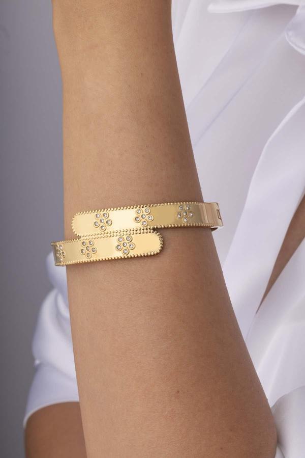 Papatya İşlemeli Altın Kaplama Çift Sıra Çelik Kadın Kelepçe Bileklik - Image 1