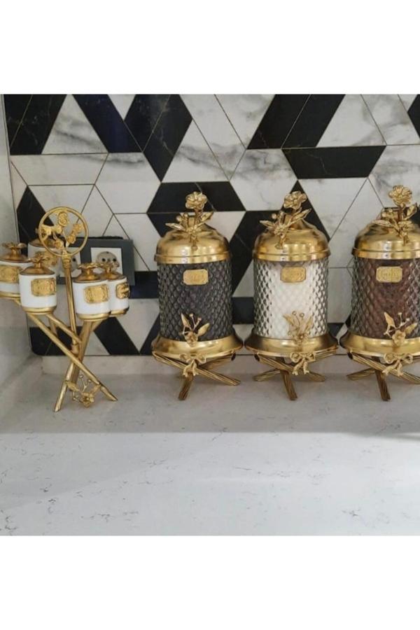 Azade Home Gold Pirinç Japongül Ayaklı Lüx Kristal 3’Lü Kavanoz Ve Zikzak 6’Lı Porselen Baharatlık 2’Li Set - Image 1