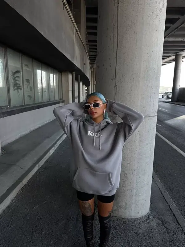 Uzun Kol Kapüşonlu Göğüs Baskılı SweatShirt - Gri - Image 1