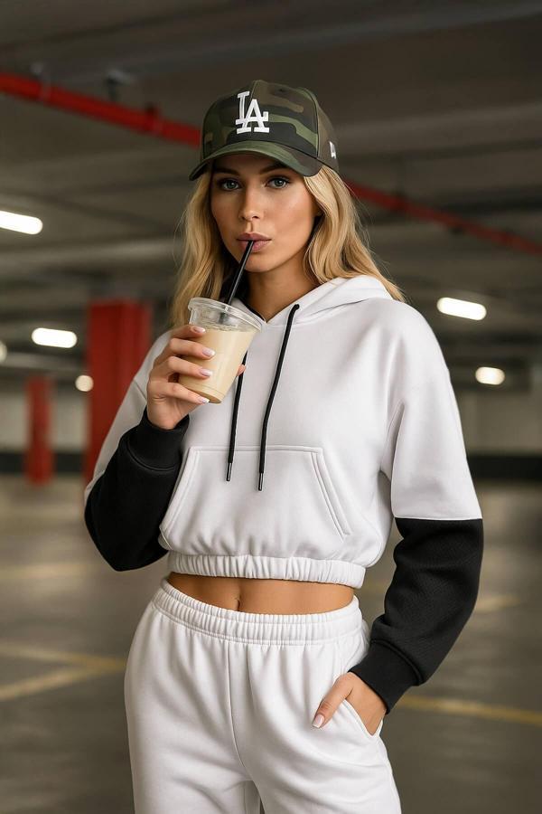 Kadın Kapüşonlu Cepli Siyah-Beyaz Crop Sweatshirt - Image 1