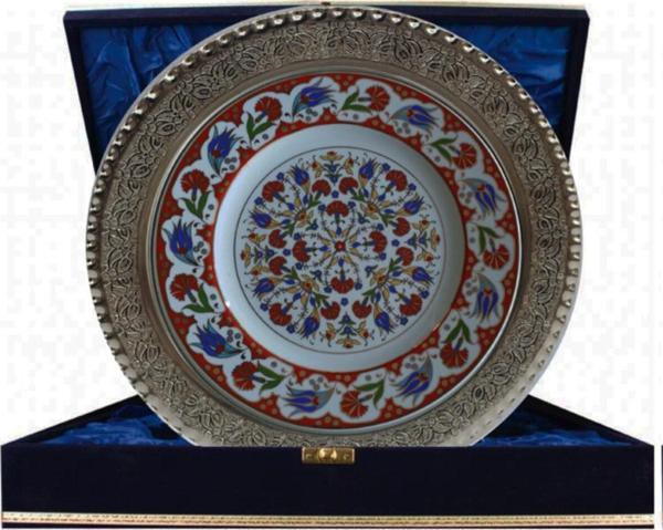 Armada Çini Armada Cini Prt 38 25 Cm Kırmızı Altın Yaldızlı Lale Karanfil Gümüş Çerçeveli Porselen Cini Tabak - Image 1