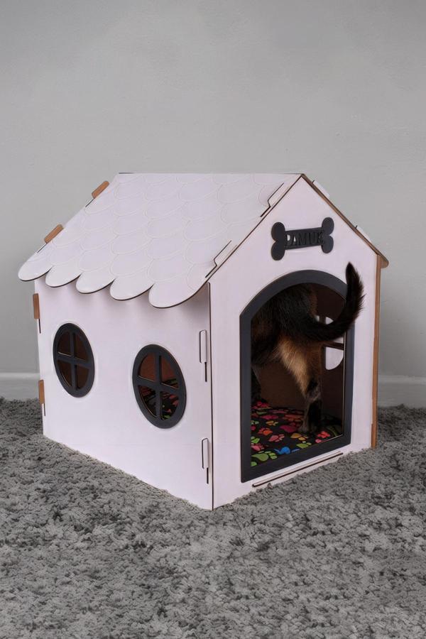 Ahşap Özel İsim Baskılı Dekoratif Köpek Evi-Kulübesi, Küçük Irk Köpekler İçin Kulübe, Köpek Kulübesi Beyaz-Siyah - Image 1