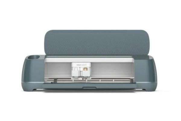 Cricut Maker 4 Kesme Makinesi ve Kupa Presi ile Kupalarını Kendin Tasarla Paketi (Makine + Kupa Presi + Transfer Kağıdı + Isıya Dayanıklı Bant + Alet Seti + Kazıyıcı) - Image 1