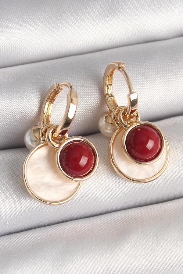 Pirinç Gold Renk Sallantı Beyaz Mineli Bordo Detay Kadın Küpe - Image 1