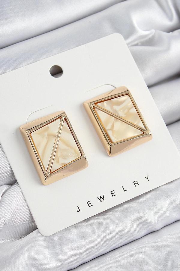 Pirinç Krem Üçgen Kesim Detaylı Kare Model Vintage Gold Renk Kadın Küpe - Image 1