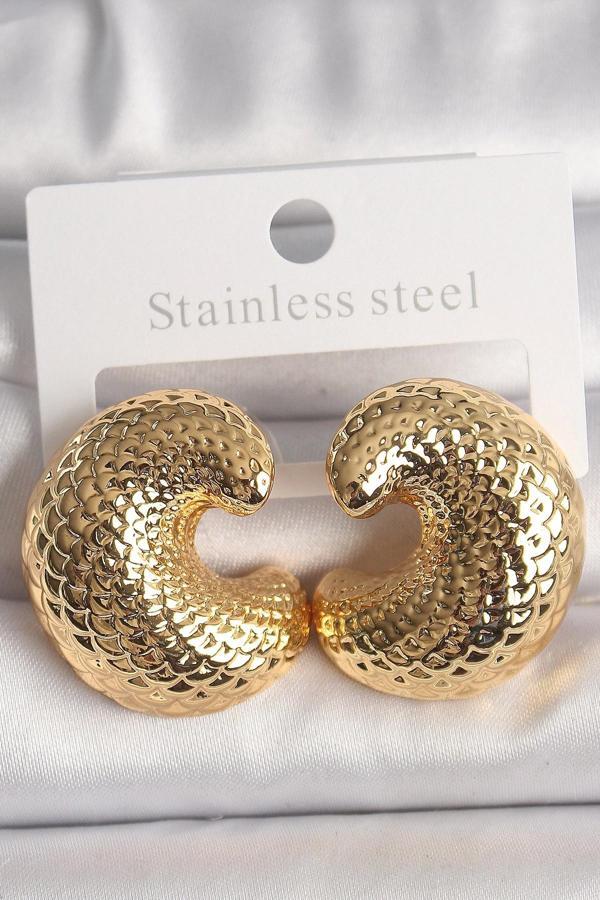 Pirinç Gold Renk Yılan Sırtı İşlemeli Yarım Halka Model Kadın Küpe - Image 1