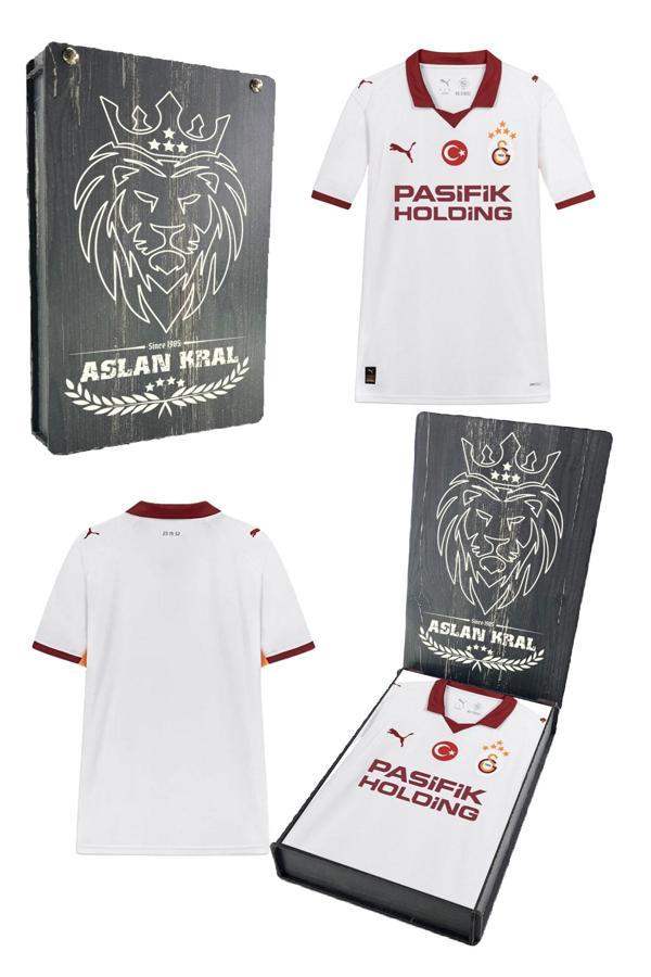 Galatasaray Orijinal Lisanslı 24-25 Beyaz 5 Yıldızlı Lazer Ahşap Kutu Forma Seti - Image 1