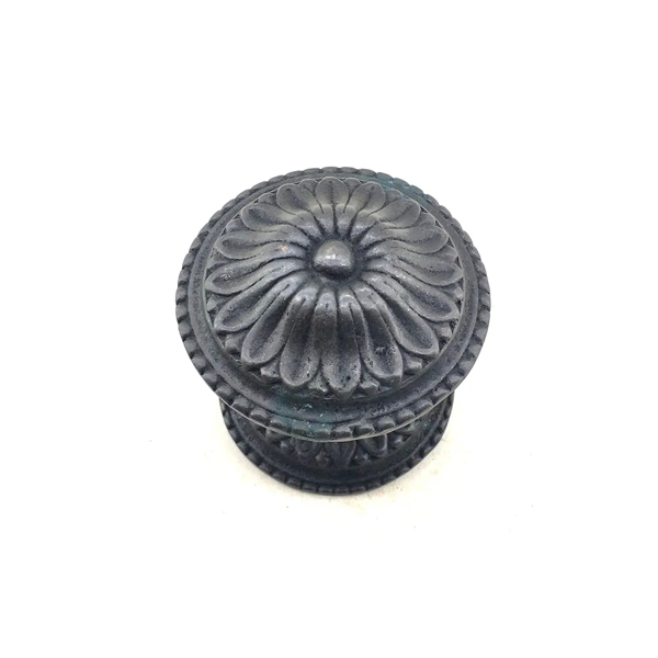 Antika Tarz Dekoratif Pirinç Papatya Kapı Babası - 73mm, Oksit - Image 1