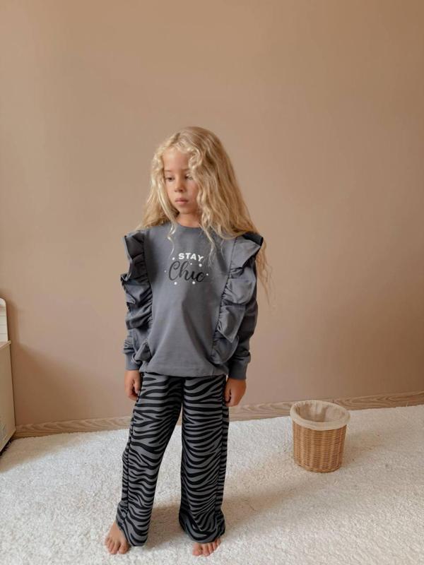 Kız Çocuk "Stay Chic" Fırfırlı Sweatshirt ve Zebra Desenli Pantolon Takım

 5004G - Image 1