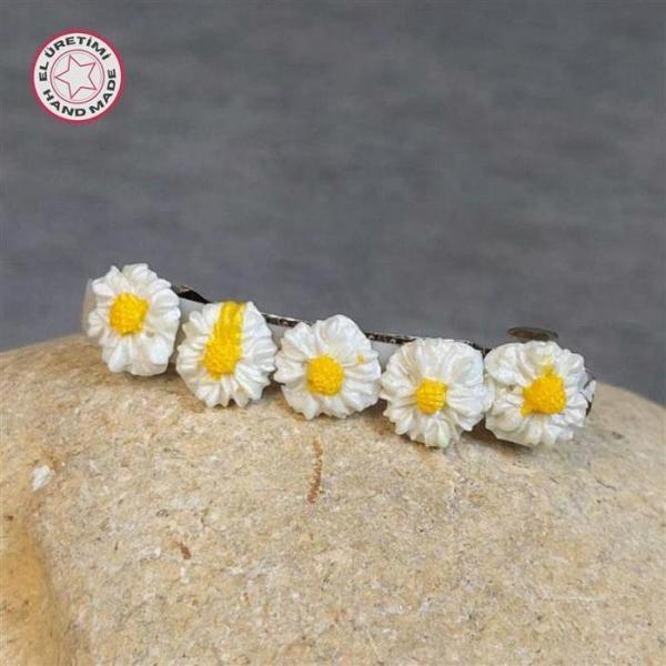 Uretti - Hülya 6683 4092 El Yapımı Polimer Kil Küçük Beyaz Papatya Çiçeği Tasarımlı Saç Tokası / 6 Cm - Image 1