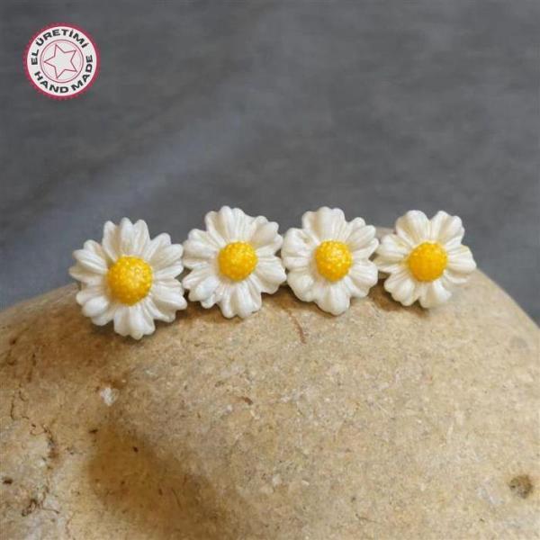 Uretti - Hülya 6683 4367 El Yapımı Polimer Kil Beyaz Papatya Çiçeği Tasarımlı Yan Saç Tokası / 7,5 Cm - Image 1
