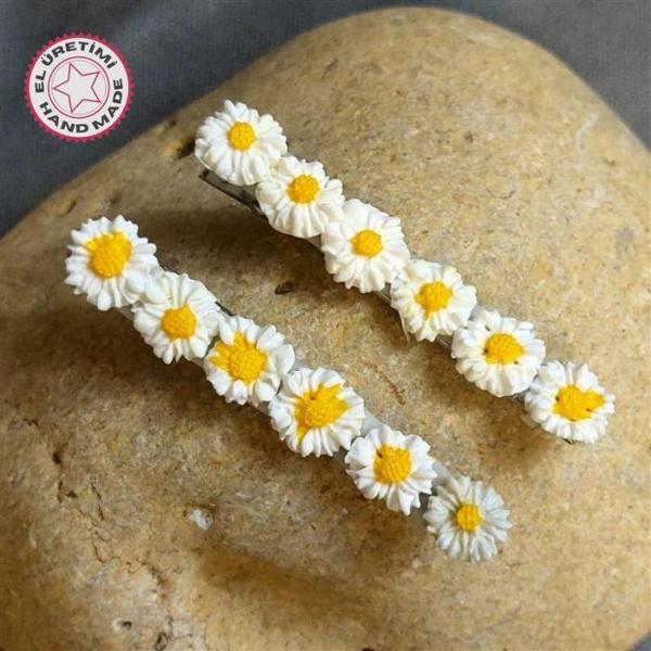 Uretti - Hülya 6683 6571 El Yapımı Polimer Kil Beyaz Papatya Çiçeği Tasarımlı 2'li Yan Saç Tokası / 7,5 cm - Image 1