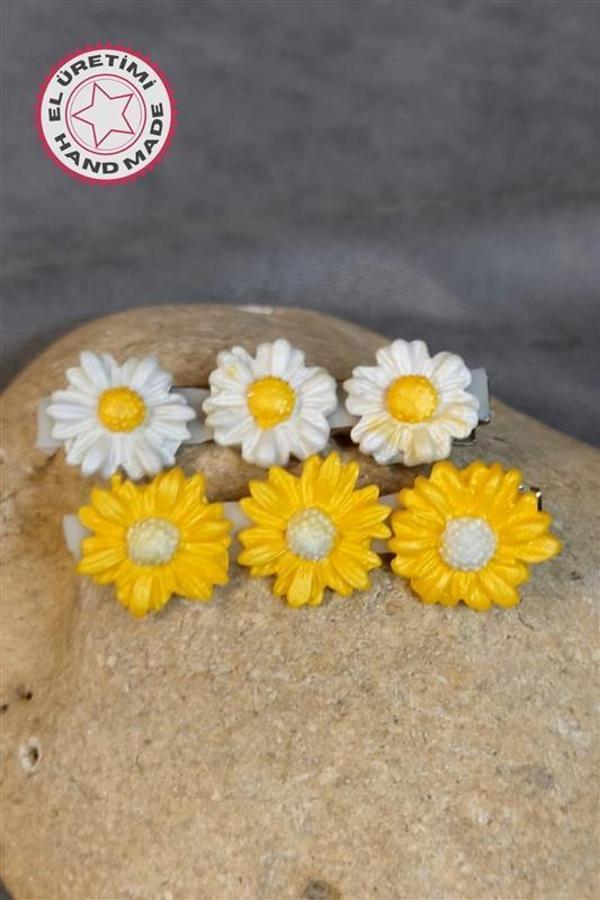 Uretti - Hülya 6683 5848 El Yapımı Polimer Kil Beyaz Ve Sarı Papatya Çiçeği Tasarımlı 2'li Yan Saç Tokası / 6,5 Cm - Image 1