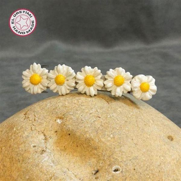 Uretti - Hülya 6683 4763 El Yapımı Polimer Kil Beyaz Papatya Çiçeği Tasarımlı Saç Tokası / 8 cm - Image 1