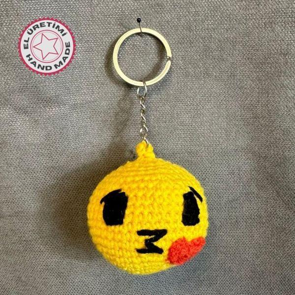 Uretti - Tuğba 9352 8837 El Yapımı Örgü Öpücük Atan Emoji Model Anahtarlık - Image 1