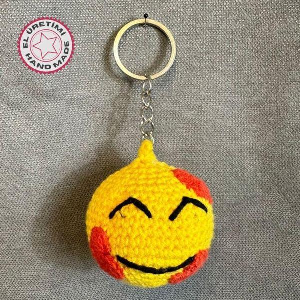 Uretti - Tuğba 9352 4148 El Yapımı Örgü Kalplerle Gülen Yüz Emoji Model Anahtarlık - Image 1