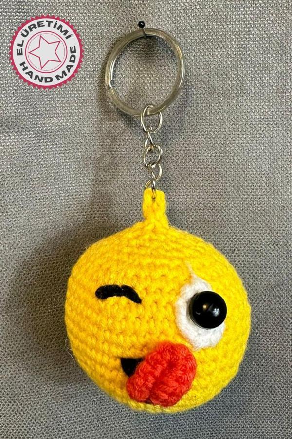 Uretti - Tuğba 9352 0689 El Yapımı Örgü Dil Çıkaran Emoji Model Anahtarlık - Image 1
