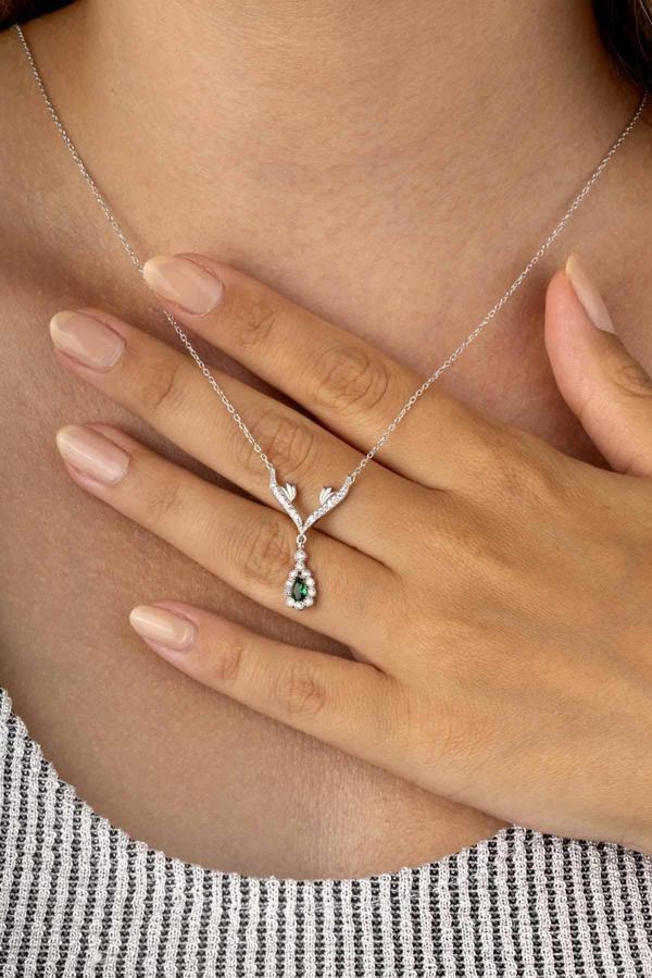 Gümüş Pazarım Beyaz Altın Kaplama Zümrüt Damla Taşlı Su Yolu Kadın Gümüş Kolye  - Image 1