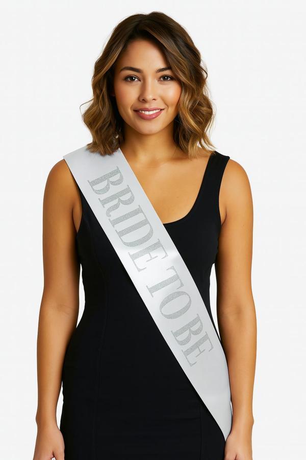 Beyaz Saten Üzerine Kalın Gümüş Yazılı Bride To Be Kuşağı 10 cm Genişlik (5250) - Image 1