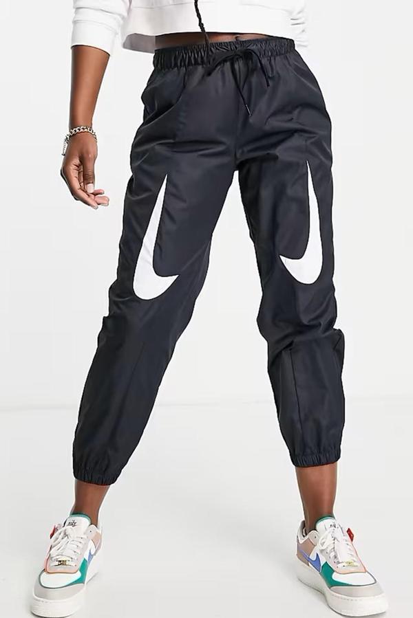 Nike Air Max Day Woven Cuffed Loose Fit Pants Black Kadın Bol Kesim Dokuma Eşofman Altı Siyah - Image 1