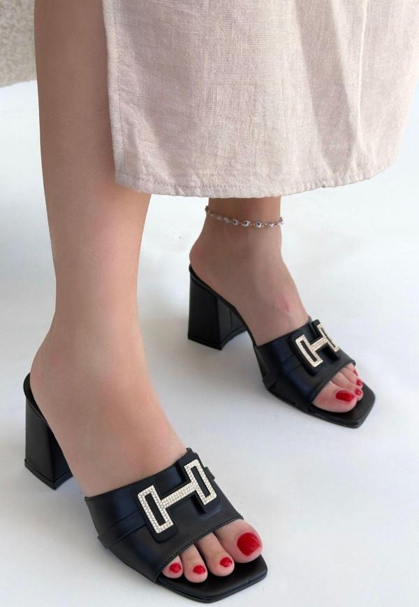 Siyah Cilt Topuklu Terlik - Image 1