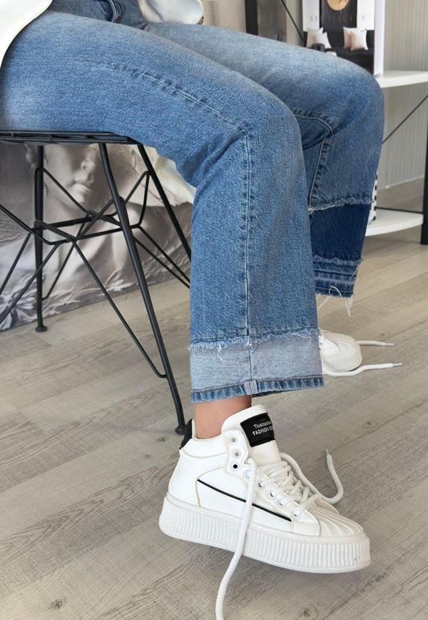 Beyaz Cilt Siyah Detaylı Bağcıklı Spor Ayakkabı - Image 1