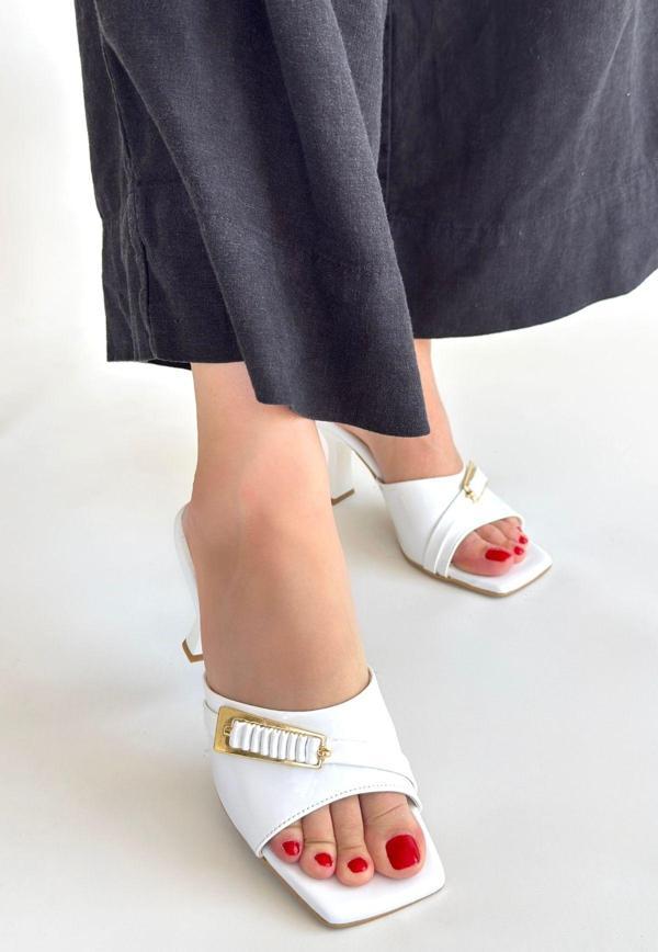 Beyaz Rugan Topuklu Terlik - Image 1