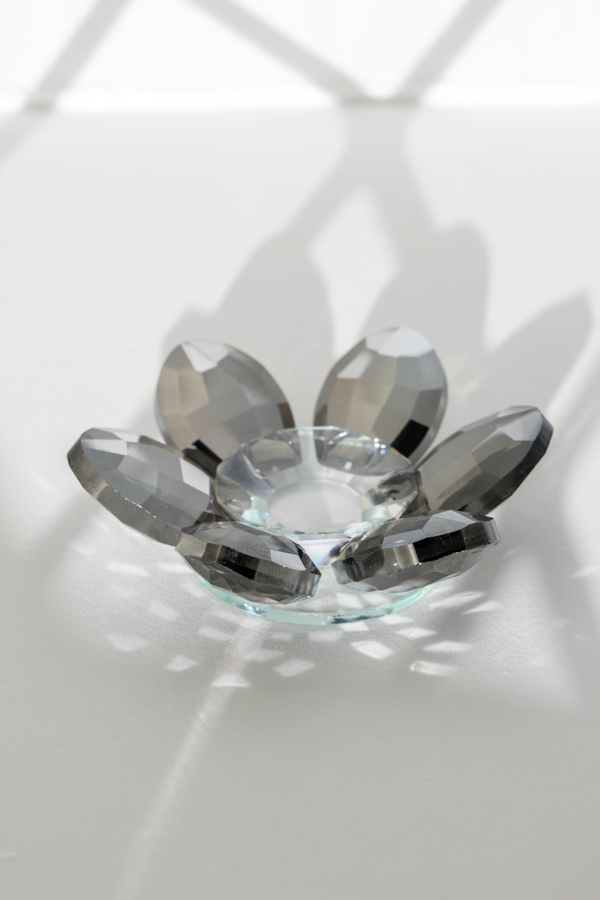 Şık Kristal Cam Mumluk & Lokumluk, Lotus Kesim, Gri – El İşçiliği Lotus Başlık - Image 1