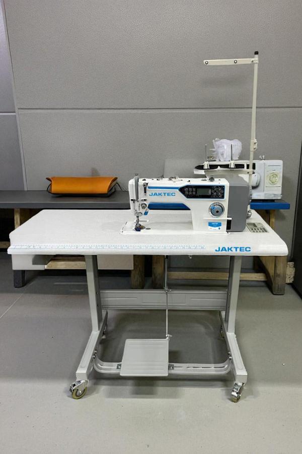 Jaktec JK-A4 Elektronik İp Kesmeli Düz Dikiş Makinesi Tablalı – Başlangıç Seti Hediyeli - Image 1