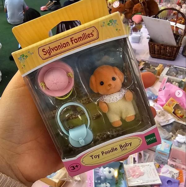 Sylvanian Families Toy Poodle Baby Figür Şapka ve Çanta Seti Koleksiyon Oyuncak - Image 1