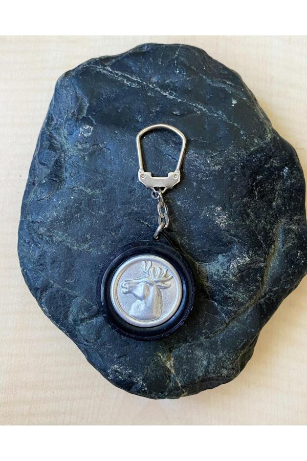 Sanat Taciri Emila Zola Yazılı Kabartma Geyikli Lastik Şeklinde Fransız Anahtarlık Yazılı Plastik Anahtarlık - Image 1