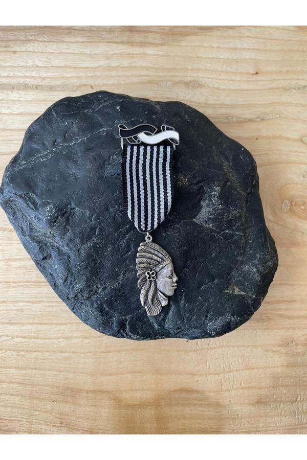 Sanat Taciri Eskilerden Kızılderili Temalı Madalyon Rozet Metal Madalyon - Image 1