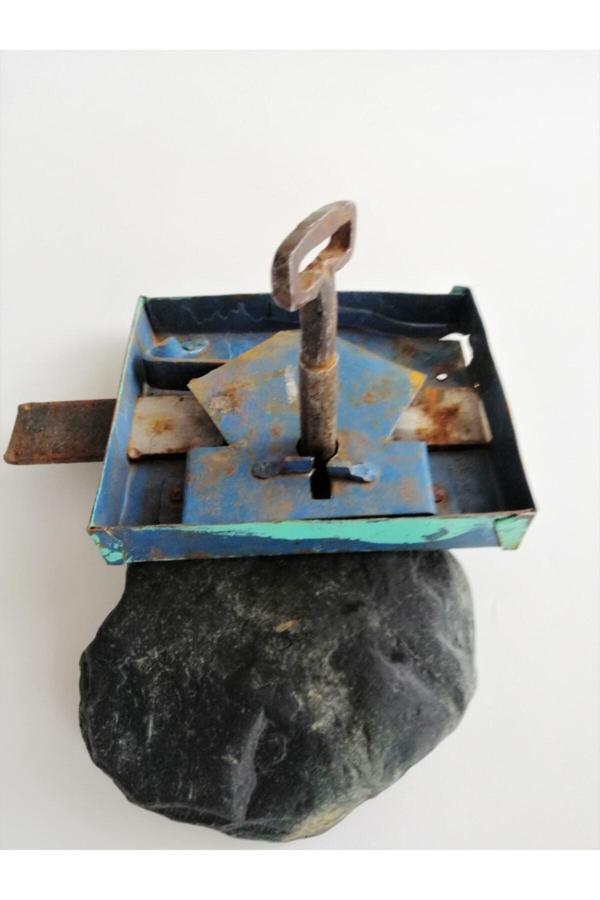 Sanat Taciri Antika El Yapımı Anahtarlı Demir Kapı Kilidi -- Eski Tip Kilit - Köy Kapısı Kilit - Image 1