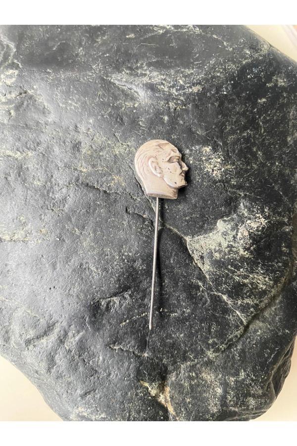 Sanat Taciri Gümüş Renk Nadir Atatürk Rozeti İğneli Rozet Yaka Broşu (Not:Gümüş Olma İhtimali Yüksek) - Image 1