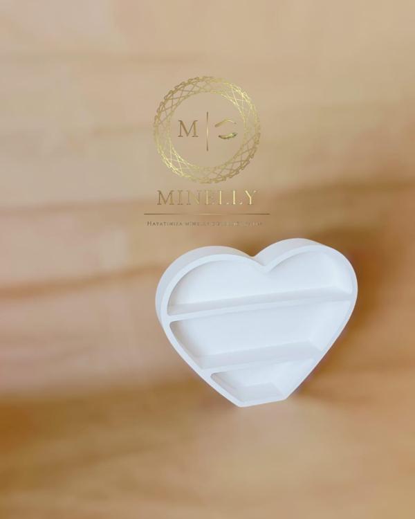 Minelly Cora - Image 1
