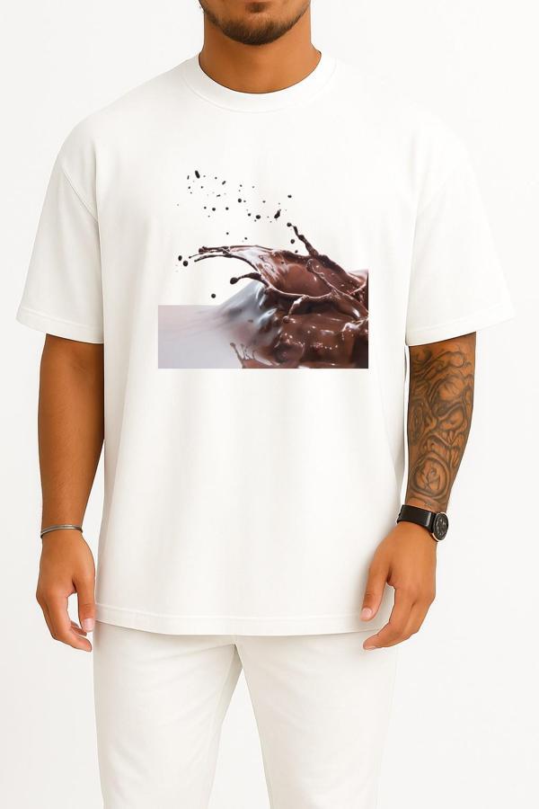 Oversize Çikolata Bar Sütlü Çikolata Şurubu Sos Göğüs Tasarımlı Unisex T-Shirt - Image 1