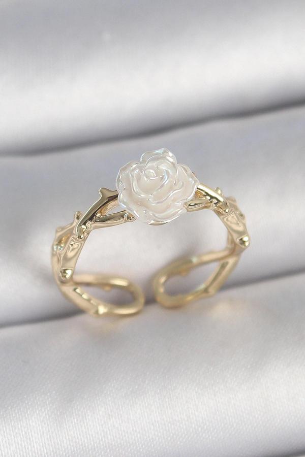 Zarif Kadın için Golden Pirinç Ayarlanır Beyaz Gül Yüzük - Image 1
