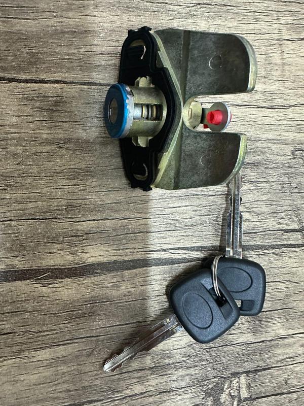 Toyota Corolla AE111 Bagaj Kilit Üst 1998-2001 - Image 1