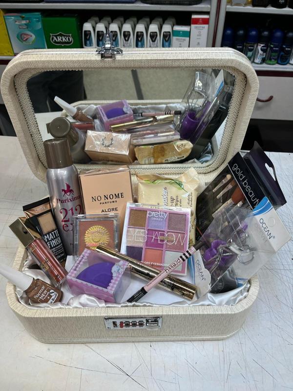 Flormar Pretty 16 Parça Şiferli Kutuda Makyaj Seti - Image 1