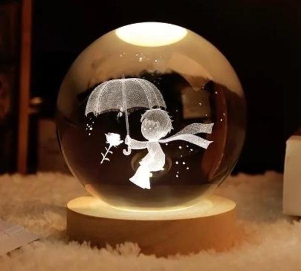 Dekoratif Küçük Prens Tasarımlı Ahşap Altlıklı Işıklı Cam Küre Büyük Boy Cam:8cm Ahşap:2cm - Image 1