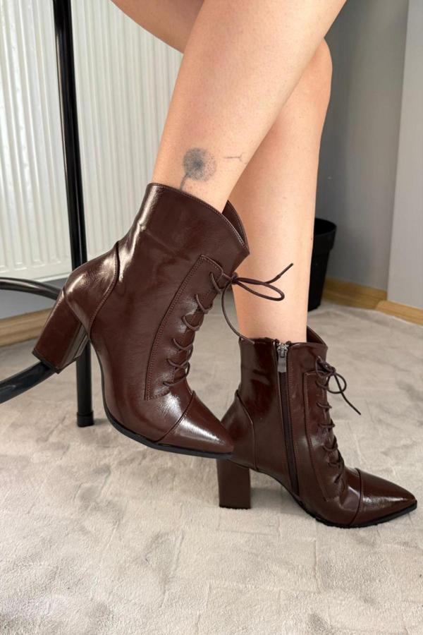 Kadın Cora Kahverengi Rugan Yandan Fermuarlı Bağcık Detaylı Kalın Topuklu Sivri Burunlu Bot - Image 1