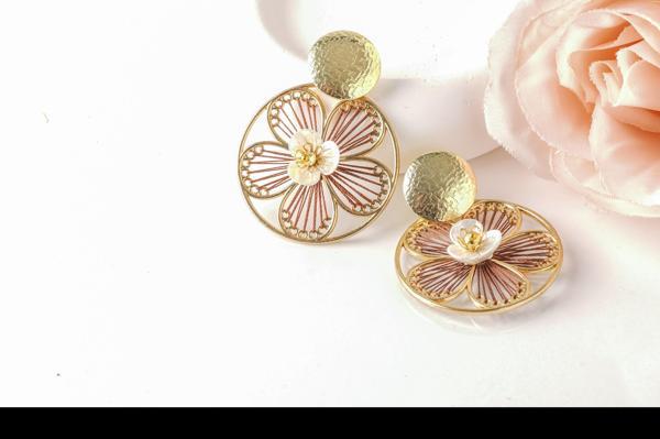 Rose Bloom Metal Çerçeveli Çiçek Tasarım Örgü İpli Kadın Küpe - Image 1