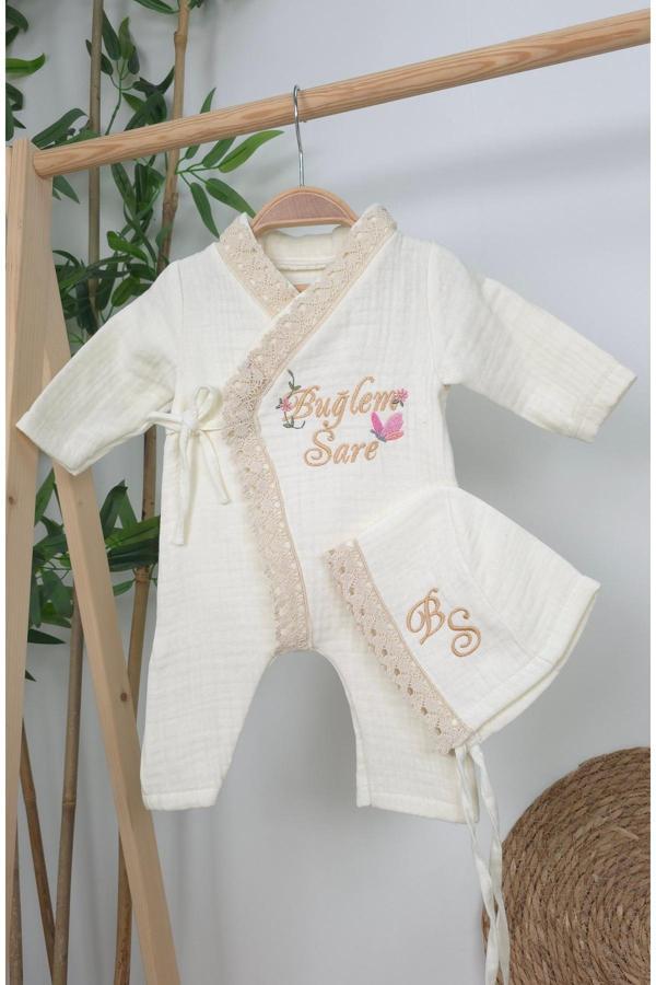 Gros Shop Müslin Yeni Doğan 4Katlı Organik %100Pamuk Kişiye Özgü Nakışlı Hastane Çıkış Seti(Kelebekli Papatya) - Image 1