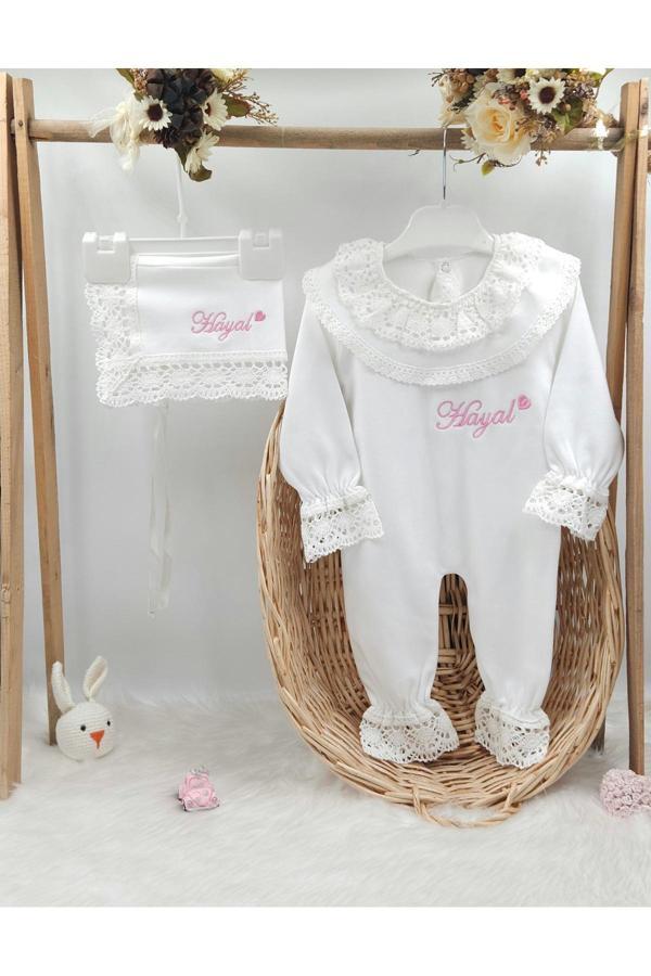 Gros Shop Yeni Doğan %100 Pamuk Dantelli Hastene Çıkış Tulum Seti (Kişiye Özgü İsimli Nakış Desenli) - Image 1
