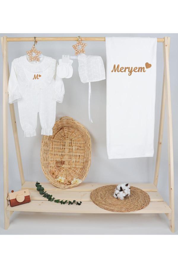 Gros Shop %100 Pamuk Organik Dantelli Tulum 4'Lü Hastane Çıkış Seti (Kişiye Özgü İsimli Nakış Desenli) - Image 1